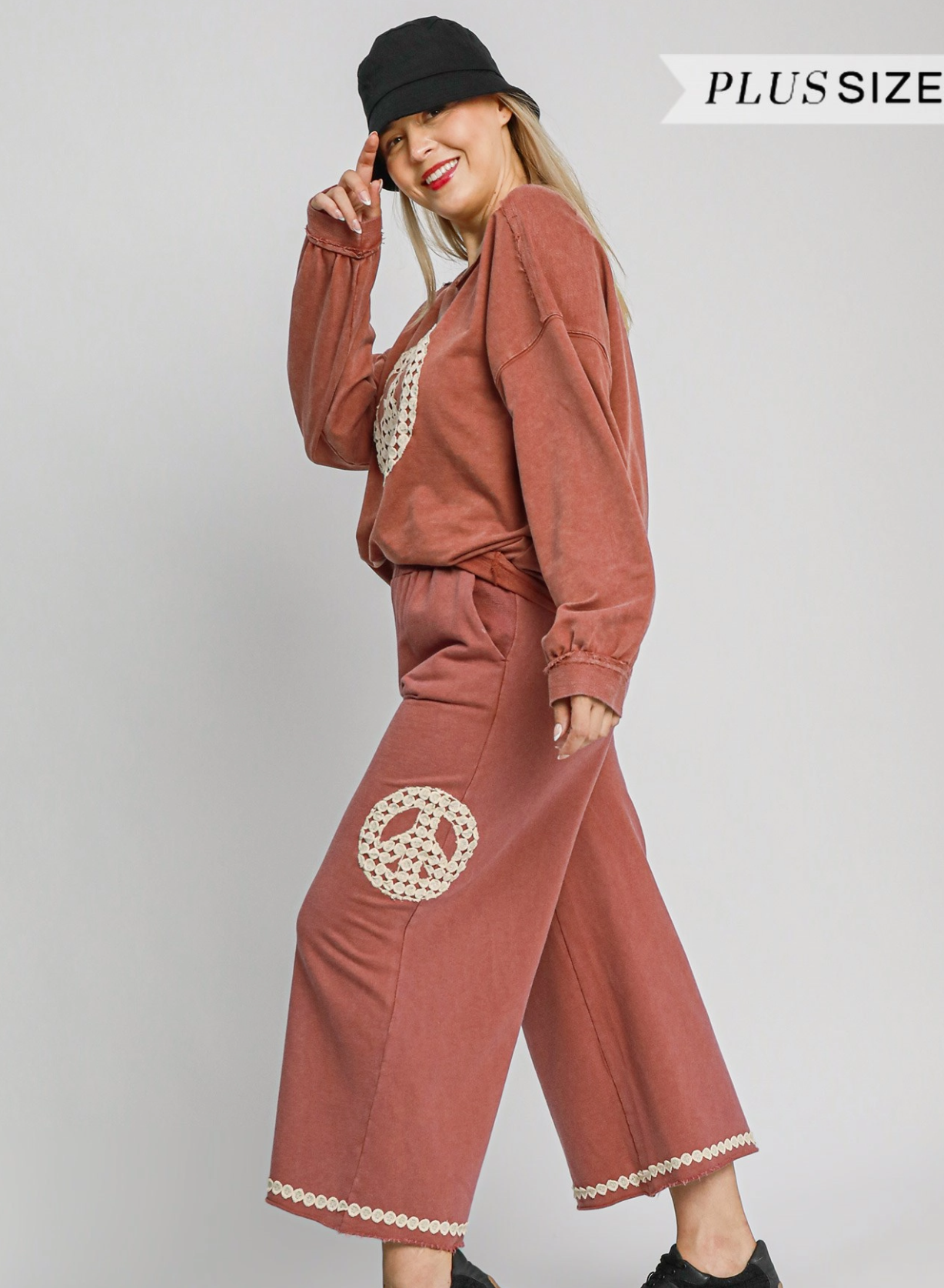 Curvy: Lace Peace Sign Set